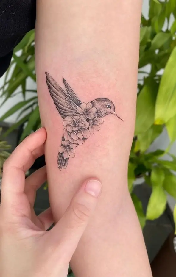 23 Stunning Hummingbird Tattoo Ideas: Geometric, Colorful, Minimalist, and Floral Designs